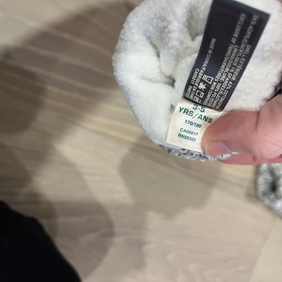 Roots. Kids size 3-5 yrs. Salt and pepper slouchy winter hat and match gloves - Picture 3 of 6